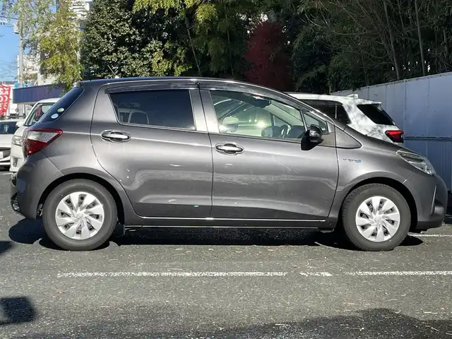 トヨタ ヴィッツ ハイブリッド F 茨城県 2017(平29)年 3.3万km グレーメタリック