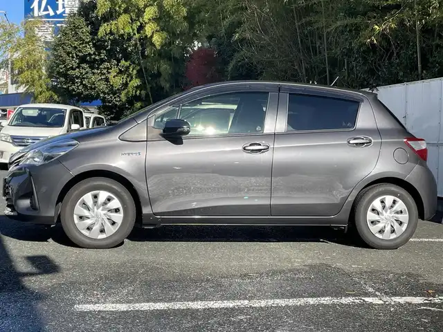 トヨタ ヴィッツ ハイブリッド F 茨城県 2017(平29)年 3.3万km グレーメタリック