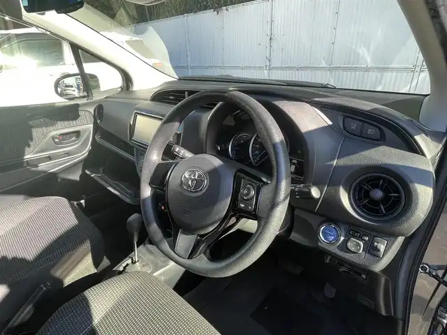 トヨタ ヴィッツ ハイブリッド F 茨城県 2017(平29)年 3.3万km グレーメタリック