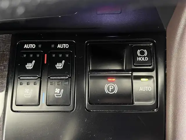 レクサス ＲＸ 450hL 富山県 2018(平30)年 6.5万km グラファイトブラックガラスフレーク 純正ナビ（AM/FM/CD/DVD/BD/AUX/USB/BT）/フルセグTV/パノラミックビューモニター/Fスポーツグリル/TRDフロントエアロ/サンルーフ/プリクラッシュセーフティ/レーンキーピングアシスト/オートマチックハイビーム/レーダークルーズコントロール/ブラインドスポットモニター/クリアランスソナー/ヘッドアップディスプレイ/本革シート（ノーブルブラウン）/1列目メモリ付きシート/パワーシート/1/2列目シートヒーター/1列目エアシート/電動格納サードシート/ステアリングヒーター/純正20インチAW/3眼LEDヘッドライト/LEDフォグランプ/シーケンシャルランプ/置くだけ充電/100V充電/デジタルインナーミラー/ドライブレコーダー前後/ビルトインETC2.0/パドルシフト/オートブレーキホールド/電動パーキングブレーキ/純正フロアマット/スペアキー/カードキーあり/プッシュスタート/取扱説明書/保証書