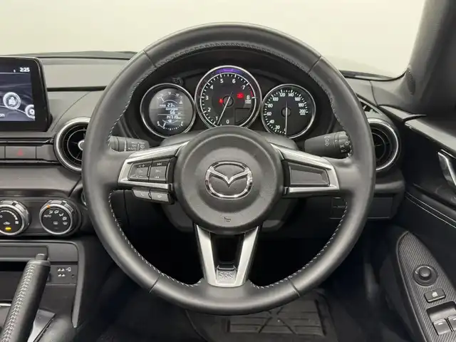 マツダ ロードスター S スペシャルパッケージ 三重県 2022(令4)年 1.5万km マシーングレープレミアムM プレミアムガソリン/FR/F6/純正 7インチナビ/（FM/AM/aha/Stitcher/Bluetooth/USB/AUX/CarPlay/AndroidAuto）/ビルトイン ETC（助手席背面パネル）/安全/・スマートシティブレーキサポート（SCBS）/・車線逸脱警報システム（LDWS）/・ブラインドスポットモニタリングシステム（BSM）/・ハイビームコントロールシステム（HBC）/・パーキングセンサーシステム（前後）/・ABS/・横滑り防止装置/装備/・オートエアコン/・オートライト/・LEDヘッドランプ/・レインセンサーワイパー（オートワイパー）/・電動調整ドアミラー/・プッシュスタート/・革巻きステアリング/・スマートキーx2/・保/取