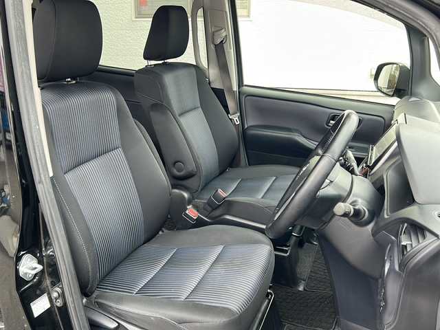 トヨタ ヴォクシー ZS 岐阜県 2014(平26)年 11.1万km ブラック /純正9インチSDナビ/(AM/FM/CD/DVD/TV)//バックカメラ//アイドリングストップ//革巻きステアリング//ステアリングリモコン//プッシュスタート//ビルドインETC//前方ドライブレコーダー//両側パワースライドドア//三列シート//純正フロアマット//ドアバイザー//LEDヘッドライト//純正16インチアルミホイール//スマートキー//保証書/取扱説明書