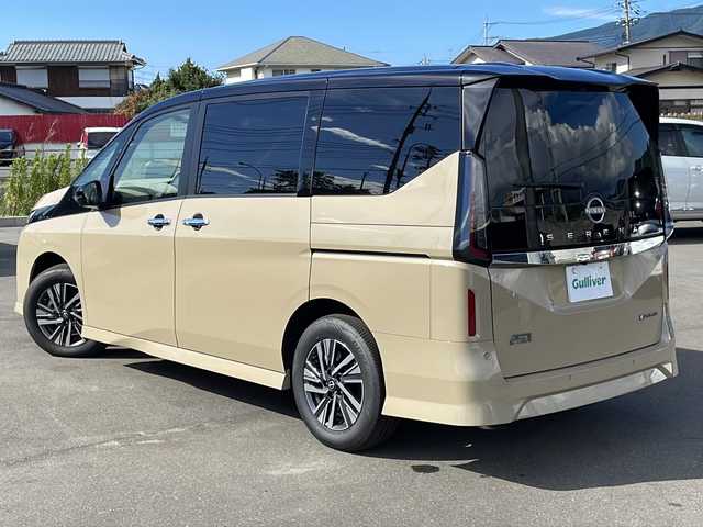 日産 セレナ e－パワー ハイウェイスター V 山口県 2024(令6)年 0.7万km ベージュ プロパイロット/E-PEDAL/社外11型ナビ（フルセグTV、AM/FM、Bluetooth）/アラウンドビューモニター/インテリジェントルームミラー/両側オートスライドドア/LEDオートライト/1、2列目シートヒーター/ステアリングヒーター/寒冷地仕様（ホットプラスパッケージ）/純正１６インチアルミホイール/・ヒルスタートアシスト/・インテリジェント エマージェンシーブレーキ/・インテリジェント FCW（前方衝突予測警報）/・衝突回避ステアリングアシスト/・インテリジェント LI（車線逸脱防止支援システム）＋LDW（車線逸脱警報）/・インテリジェント BSI（後側方衝突防止支援システム）＋BSW（後側方車両検知警報）/・RCTA（後退時車両検知警報）/・インテリジェント DA（ふらつき警報）/・踏み間違い衝突防止アシスト/・標識検知機能