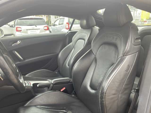 アウディ ＴＴＲＳ クーペ 鳥取県 2012(平24)年 13万km パンサーブラッククリスタルエフェクト ディーラー車/左ハンドル/RSモノコックブレーキ/RSパンチングレザーシート/RSスポーツステアリング/大型リアスポイラー/スポーツエキゾースト/純正キーレスx２個/メーカーHDDナビ/フルセグ・Bluetooth/バックカメラ/前席パワーシート/前席シートヒーター/クルーズコントロール/パドルシフト/リアソナー/オートエアコン/オートライト/キセノンライト/ビルトインETC/保証書・取説