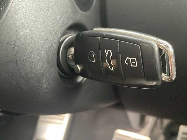 アウディ ＴＴＲＳ クーペ 鳥取県 2012(平24)年 13万km パンサーブラッククリスタルエフェクト ディーラー車/左ハンドル/RSモノコックブレーキ/RSパンチングレザーシート/RSスポーツステアリング/大型リアスポイラー/スポーツエキゾースト/純正キーレスx２個/メーカーHDDナビ/フルセグ・Bluetooth/バックカメラ/前席パワーシート/前席シートヒーター/クルーズコントロール/パドルシフト/リアソナー/オートエアコン/オートライト/キセノンライト/ビルトインETC/保証書・取説