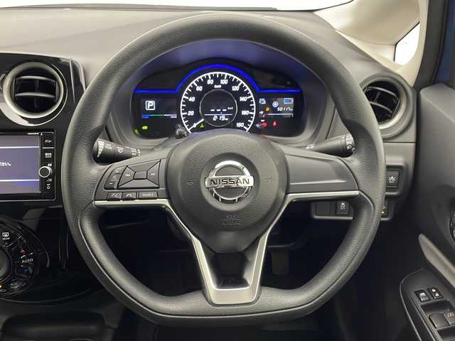 日産 ノート e－パワー X 宮崎県 2018(平30)年 5.1万km シャイニングブルー 禁煙車/エマージェンシーブレーキ/純正ナビTV/（MM318D-W/CD/DVD/Bluetooth/フルセグTV)/純正15インチアルミ/純正フロアマット/社外ドライブレコーダー（ユピテル）/アラウンドビューモニター/レーンディパーチャーアラート/クリアランスソナー/オートエアコン/オートライト/ウインカードアミラー/電動格納ミラー/インテリジェントキー/プッシュエンジンスタート/新車時保証書/取扱い説明書