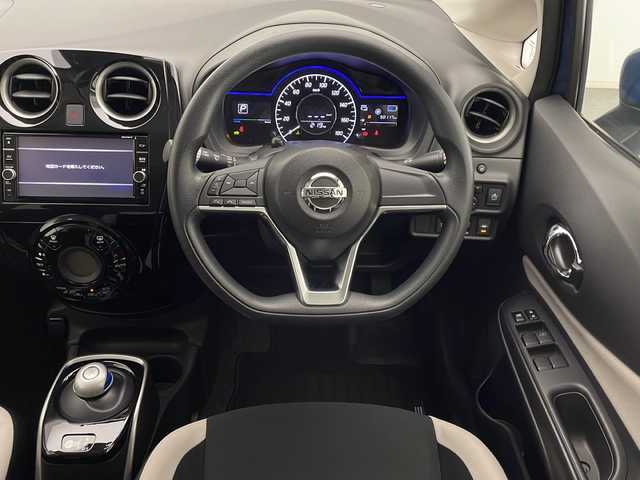 日産 ノート e－パワー X 宮崎県 2018(平30)年 5.1万km シャイニングブルー 禁煙車/エマージェンシーブレーキ/純正ナビTV/（MM318D-W/CD/DVD/Bluetooth/フルセグTV)/純正15インチアルミ/純正フロアマット/社外ドライブレコーダー（ユピテル）/アラウンドビューモニター/レーンディパーチャーアラート/クリアランスソナー/オートエアコン/オートライト/ウインカードアミラー/電動格納ミラー/インテリジェントキー/プッシュエンジンスタート/新車時保証書/取扱い説明書