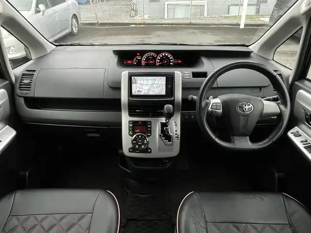 トヨタ ヴォクシー ZS 煌 埼玉県 2010(平22)年 7.1万km ブラック ワンオーナー/純正ナビTV/純正フリップダウンモニター/バックカメラ/ビルトインETC/プッシュスタート/パドルシフト/両側パワースライドドア/オートライト/ＨＩＤヘッドライト/革調シートカバー/取扱説明書/保証書付整備手帳