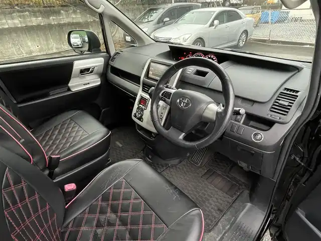 トヨタ ヴォクシー ZS 煌 埼玉県 2010(平22)年 7.1万km ブラック ワンオーナー/純正ナビTV/純正フリップダウンモニター/バックカメラ/ビルトインETC/プッシュスタート/パドルシフト/両側パワースライドドア/オートライト/ＨＩＤヘッドライト/革調シートカバー/取扱説明書/保証書付整備手帳