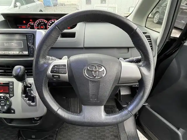 トヨタ ヴォクシー ZS 煌 埼玉県 2010(平22)年 7.1万km ブラック ワンオーナー/純正ナビTV/純正フリップダウンモニター/バックカメラ/ビルトインETC/プッシュスタート/パドルシフト/両側パワースライドドア/オートライト/ＨＩＤヘッドライト/革調シートカバー/取扱説明書/保証書付整備手帳