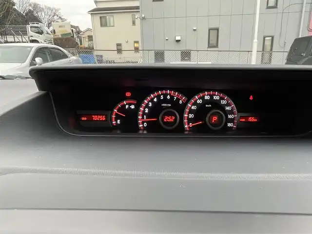 トヨタ ヴォクシー ZS 煌 埼玉県 2010(平22)年 7.1万km ブラック ワンオーナー/純正ナビTV/純正フリップダウンモニター/バックカメラ/ビルトインETC/プッシュスタート/パドルシフト/両側パワースライドドア/オートライト/ＨＩＤヘッドライト/革調シートカバー/取扱説明書/保証書付整備手帳