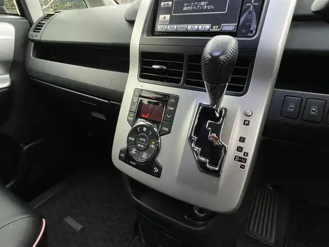 トヨタ ヴォクシー ZS 煌 埼玉県 2010(平22)年 7.1万km ブラック ワンオーナー/純正ナビTV/純正フリップダウンモニター/バックカメラ/ビルトインETC/プッシュスタート/パドルシフト/両側パワースライドドア/オートライト/ＨＩＤヘッドライト/革調シートカバー/取扱説明書/保証書付整備手帳