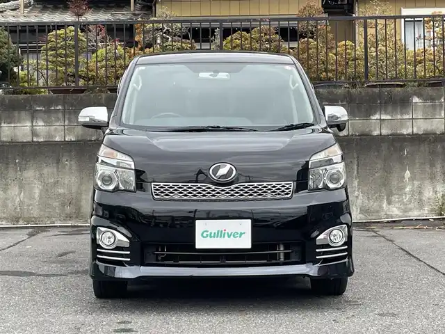 トヨタ ヴォクシー ZS 煌 埼玉県 2010(平22)年 7.1万km ブラック ワンオーナー/純正ナビTV/純正フリップダウンモニター/バックカメラ/ビルトインETC/プッシュスタート/パドルシフト/両側パワースライドドア/オートライト/ＨＩＤヘッドライト/革調シートカバー/取扱説明書/保証書付整備手帳