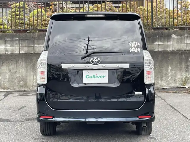 トヨタ ヴォクシー ZS 煌 埼玉県 2010(平22)年 7.1万km ブラック ワンオーナー/純正ナビTV/純正フリップダウンモニター/バックカメラ/ビルトインETC/プッシュスタート/パドルシフト/両側パワースライドドア/オートライト/ＨＩＤヘッドライト/革調シートカバー/取扱説明書/保証書付整備手帳