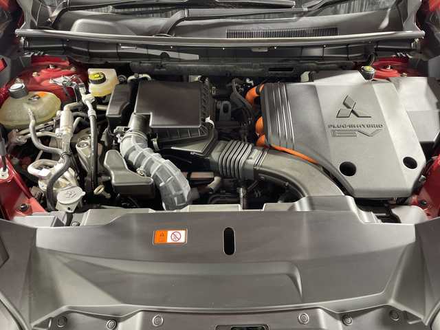 三菱 アウトランダー ＰＨＥＶ P 神奈川県 2022(令4)年 0.9万km レッドダイヤモンド e-Assist/純正ナビ/・BT/フルセグTV/USB/360°カメラ/パノラマサンルーフ/レザーシート/パワーシート(D/N)/メモリシート(D/N)/全席シートヒーター/置くだけ充電/リフレッシュ機能/BOSE/電動サイドブレーキ/オートホールド/AC100V/革巻きステアリング/ステアリングスイッチ/パドルシフト/Autoライト/ステアリングヒーター/ビルトインETC/前後ドライブレコーダー/スマートキー/プッシュスタートボタン/LEDヘッドライト/フォグランプ/電動格納ミラー/ウィンカーミラー/フロントデアイサー/POWER/ECO/TARMAC/GRAVEL/SNOW/MUDモード/パワーバックドア/純正フロアマット/純正ドアバイザー/純正20インチアルミホイール