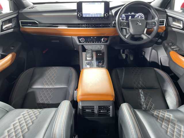 三菱 アウトランダー ＰＨＥＶ P 神奈川県 2022(令4)年 0.9万km レッドダイヤモンド e-Assist/純正ナビ/・BT/フルセグTV/USB/360°カメラ/パノラマサンルーフ/レザーシート/パワーシート(D/N)/メモリシート(D/N)/全席シートヒーター/置くだけ充電/リフレッシュ機能/BOSE/電動サイドブレーキ/オートホールド/AC100V/革巻きステアリング/ステアリングスイッチ/パドルシフト/Autoライト/ステアリングヒーター/ビルトインETC/前後ドライブレコーダー/スマートキー/プッシュスタートボタン/LEDヘッドライト/フォグランプ/電動格納ミラー/ウィンカーミラー/フロントデアイサー/POWER/ECO/TARMAC/GRAVEL/SNOW/MUDモード/パワーバックドア/純正フロアマット/純正ドアバイザー/純正20インチアルミホイール