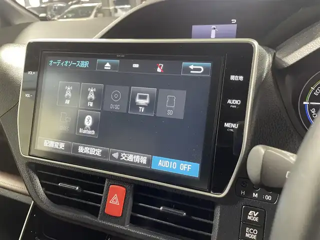 トヨタ エスクァイア ハイブリッド Gi 大阪府 2018(平30)年 3.8万km ホワイトパールクリスタルシャイン 登録時38714Km/純正ナビ（NSZN-Z６６T）/前後ドラレコ/バックカメラ/フリップダウンモニター/クルコン（追従なし）/両側パワースライドドア　/ＬＥＤオートライト　/オートハイビーム　/衝突被害軽減　/横すべり防止/クリアランスソナー/シートヒーター　/電動格納ミラー　/スペアキー　/取説