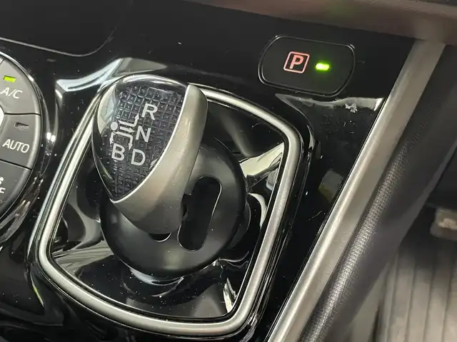 トヨタ エスクァイア ハイブリッド Gi 大阪府 2018(平30)年 3.8万km ホワイトパールクリスタルシャイン 登録時38714Km/純正ナビ（NSZN-Z６６T）/前後ドラレコ/バックカメラ/フリップダウンモニター/クルコン（追従なし）/両側パワースライドドア　/ＬＥＤオートライト　/オートハイビーム　/衝突被害軽減　/横すべり防止/クリアランスソナー/シートヒーター　/電動格納ミラー　/スペアキー　/取説