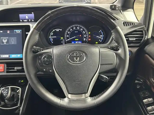 トヨタ エスクァイア ハイブリッド Gi 大阪府 2018(平30)年 3.8万km ホワイトパールクリスタルシャイン 登録時38714Km/純正ナビ（NSZN-Z６６T）/前後ドラレコ/バックカメラ/フリップダウンモニター/クルコン（追従なし）/両側パワースライドドア　/ＬＥＤオートライト　/オートハイビーム　/衝突被害軽減　/横すべり防止/クリアランスソナー/シートヒーター　/電動格納ミラー　/スペアキー　/取説