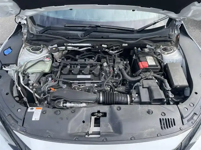 ホンダ シビック ハッチバック 岩手県 2021(令3)年 9.3万km プラチナホワイトパール ワンオーナー/純正SDナビ/AM/FM/CD/DVD/Bluetooth/フルセグTV/バックカメラ/ビルトインETC2.0/レーダークルーズコントロール/衝突被害軽減ブレーキ/レーンキープアシスト/横滑り防止装置/アイドリングストップ/パワーシート/シートヒーター/オートライト/LEDヘッドライト/フォグランプ/スマートキー/プッシュスタート/電動格納ミラー/純正18インチAW/純正フロアマット/ドアバイザー/保証書/取扱説明書