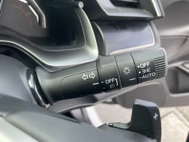 ホンダ シビック ハッチバック 岩手県 2021(令3)年 9.3万km プラチナホワイトパール ワンオーナー/純正SDナビ/AM/FM/CD/DVD/Bluetooth/フルセグTV/バックカメラ/ビルトインETC2.0/レーダークルーズコントロール/衝突被害軽減ブレーキ/レーンキープアシスト/横滑り防止装置/アイドリングストップ/パワーシート/シートヒーター/オートライト/LEDヘッドライト/フォグランプ/スマートキー/プッシュスタート/電動格納ミラー/純正18インチAW/純正フロアマット/ドアバイザー/保証書/取扱説明書