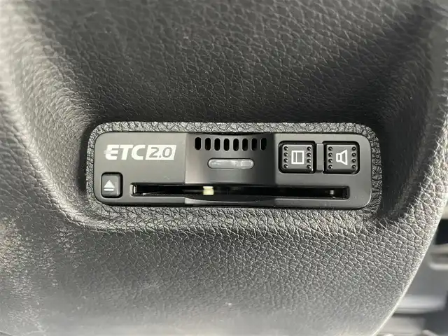 ホンダ シビック ハッチバック 岩手県 2021(令3)年 9.3万km プラチナホワイトパール ワンオーナー/純正SDナビ/AM/FM/CD/DVD/Bluetooth/フルセグTV/バックカメラ/ビルトインETC2.0/レーダークルーズコントロール/衝突被害軽減ブレーキ/レーンキープアシスト/横滑り防止装置/アイドリングストップ/パワーシート/シートヒーター/オートライト/LEDヘッドライト/フォグランプ/スマートキー/プッシュスタート/電動格納ミラー/純正18インチAW/純正フロアマット/ドアバイザー/保証書/取扱説明書