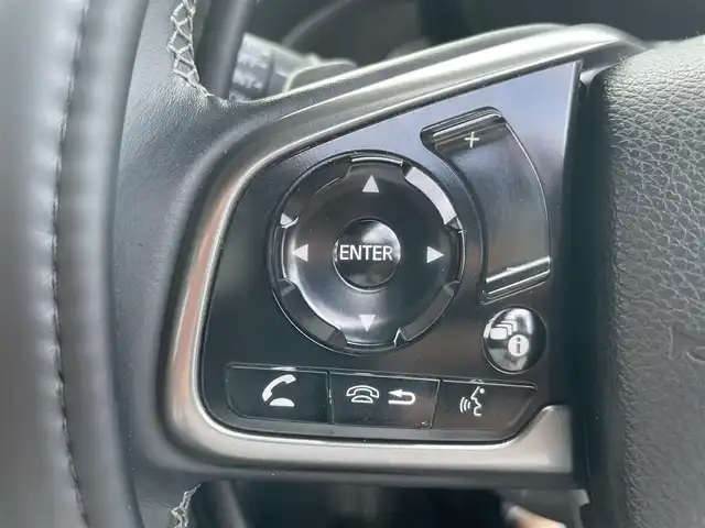 ホンダ シビック ハッチバック 岩手県 2021(令3)年 9.3万km プラチナホワイトパール ワンオーナー/純正SDナビ/AM/FM/CD/DVD/Bluetooth/フルセグTV/バックカメラ/ビルトインETC2.0/レーダークルーズコントロール/衝突被害軽減ブレーキ/レーンキープアシスト/横滑り防止装置/アイドリングストップ/パワーシート/シートヒーター/オートライト/LEDヘッドライト/フォグランプ/スマートキー/プッシュスタート/電動格納ミラー/純正18インチAW/純正フロアマット/ドアバイザー/保証書/取扱説明書