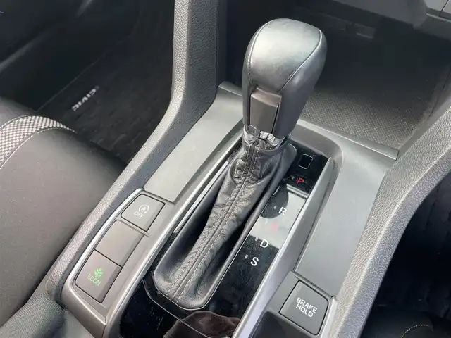 ホンダ シビック ハッチバック 岩手県 2021(令3)年 9.3万km プラチナホワイトパール ワンオーナー/純正SDナビ/AM/FM/CD/DVD/Bluetooth/フルセグTV/バックカメラ/ビルトインETC2.0/レーダークルーズコントロール/衝突被害軽減ブレーキ/レーンキープアシスト/横滑り防止装置/アイドリングストップ/パワーシート/シートヒーター/オートライト/LEDヘッドライト/フォグランプ/スマートキー/プッシュスタート/電動格納ミラー/純正18インチAW/純正フロアマット/ドアバイザー/保証書/取扱説明書