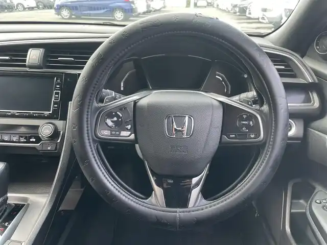ホンダ シビック ハッチバック 岩手県 2021(令3)年 9.3万km プラチナホワイトパール ワンオーナー/純正SDナビ/AM/FM/CD/DVD/Bluetooth/フルセグTV/バックカメラ/ビルトインETC2.0/レーダークルーズコントロール/衝突被害軽減ブレーキ/レーンキープアシスト/横滑り防止装置/アイドリングストップ/パワーシート/シートヒーター/オートライト/LEDヘッドライト/フォグランプ/スマートキー/プッシュスタート/電動格納ミラー/純正18インチAW/純正フロアマット/ドアバイザー/保証書/取扱説明書