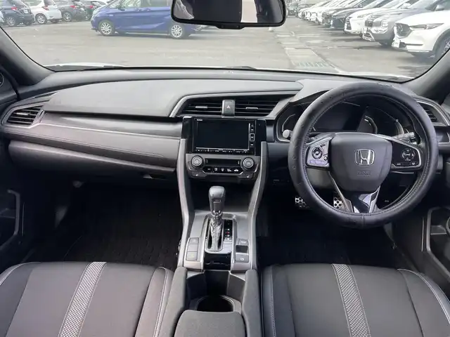 ホンダ シビック ハッチバック 岩手県 2021(令3)年 9.3万km プラチナホワイトパール ワンオーナー/純正SDナビ/AM/FM/CD/DVD/Bluetooth/フルセグTV/バックカメラ/ビルトインETC2.0/レーダークルーズコントロール/衝突被害軽減ブレーキ/レーンキープアシスト/横滑り防止装置/アイドリングストップ/パワーシート/シートヒーター/オートライト/LEDヘッドライト/フォグランプ/スマートキー/プッシュスタート/電動格納ミラー/純正18インチAW/純正フロアマット/ドアバイザー/保証書/取扱説明書