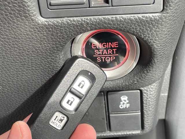 ホンダ Ｎ ＢＯＸ カスタム G L 富山県 2017(平29)年 9.3万km クリスタルブラックパール (株)IDOMが運営する【じしゃロン富山店】の自社ローン専用車両になります。こちらは現金またはオートローンご利用時の価格です。自社ローンご希望の方は別途その旨お申し付け下さい/社外ナビ/フルセグ/CD/DVD/SD/Bluetooth/バックカメラ/前後ドライブレコーダー/ETC/横滑り防止装置/片側パワースライドドア/LEDヘッドライト/オートライト/プッシュスタート/スマートキー