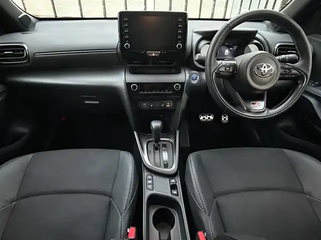 トヨタ ヤリスクロス ハイブリッド GRスポーツ 大阪府 2023(令5)年 4.1万km ブラックマイカ トヨタセーフティセンス/・アダプティクブクルーズコントロール/・プリクラッシュセーフティー/・レーントレーシングアシスト/・クリアランスソナー/・パーキングサポートブレーキー/・オートマチックハイビーム/・ロードサインアシスト/純正ナビ/・Bluetooth/フルセグTV/USB/Miracast/ラジオ/主要装備/・左サイドバックカメラ/・横滑り防止装置/・オートホールド/・ステアリングヒーター/・ステアリングリモコン/・合皮シート/・シートヒーター/・LEDヘッドライト/・ヘッドライトレベライザー/・純正キャリパー/・ドライブレコーダー/・ETC