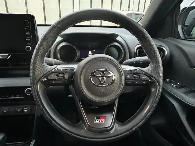 トヨタ ヤリスクロス ハイブリッド GRスポーツ 大阪府 2023(令5)年 4.1万km ブラックマイカ トヨタセーフティセンス/・アダプティクブクルーズコントロール/・プリクラッシュセーフティー/・レーントレーシングアシスト/・クリアランスソナー/・パーキングサポートブレーキー/・オートマチックハイビーム/・ロードサインアシスト/純正ナビ/・Bluetooth/フルセグTV/USB/Miracast/ラジオ/主要装備/・左サイドバックカメラ/・横滑り防止装置/・オートホールド/・ステアリングヒーター/・ステアリングリモコン/・合皮シート/・シートヒーター/・LEDヘッドライト/・ヘッドライトレベライザー/・純正キャリパー/・ドライブレコーダー/・ETC