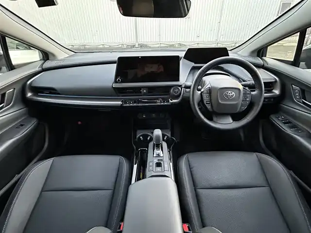 トヨタ プリウス Z 静岡県 2023(令5)年 1.1万km グレー ユーザー買取車両/ワンオーナー/純正MOPナビ/　【BT/地デジフルセグTV/Miracast】/純正LEDヘッドライト/純正19インチAW/プリクラッシュセーフティシステム/レーダークルーズコントロール/レーンキープアシスト/レザーシート/シートヒーター/ステアリングヒーター/ベンチレーション/全方位カメラ/バックカメラ/パワーバックドア/メモリー付きパワーシート/AC100V電源/オートホールド/電動パーキングブレーキ/ドライブレコーダー/新車時保証書/スペアキー×1