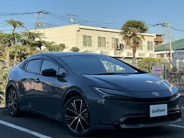 トヨタ プリウス Z 静岡県 2023(令5)年 1.1万km グレー ユーザー買取車両/ワンオーナー/純正MOPナビ/　【BT/地デジフルセグTV/Miracast】/純正LEDヘッドライト/純正19インチAW/プリクラッシュセーフティシステム/レーダークルーズコントロール/レーンキープアシスト/レザーシート/シートヒーター/ステアリングヒーター/ベンチレーション/全方位カメラ/バックカメラ/パワーバックドア/メモリー付きパワーシート/AC100V電源/オートホールド/電動パーキングブレーキ/ドライブレコーダー/新車時保証書/スペアキー×1