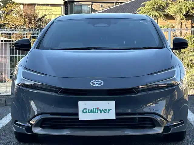 トヨタ プリウス Z 静岡県 2023(令5)年 1.1万km グレー ユーザー買取車両/ワンオーナー/純正MOPナビ/　【BT/地デジフルセグTV/Miracast】/純正LEDヘッドライト/純正19インチAW/プリクラッシュセーフティシステム/レーダークルーズコントロール/レーンキープアシスト/レザーシート/シートヒーター/ステアリングヒーター/ベンチレーション/全方位カメラ/バックカメラ/パワーバックドア/メモリー付きパワーシート/AC100V電源/オートホールド/電動パーキングブレーキ/ドライブレコーダー/新車時保証書/スペアキー×1