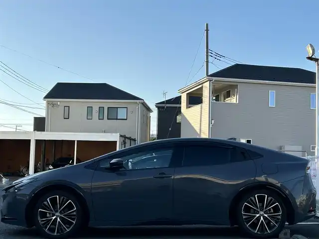 トヨタ プリウス Z 静岡県 2023(令5)年 1.1万km グレー ユーザー買取車両/ワンオーナー/純正MOPナビ/　【BT/地デジフルセグTV/Miracast】/純正LEDヘッドライト/純正19インチAW/プリクラッシュセーフティシステム/レーダークルーズコントロール/レーンキープアシスト/レザーシート/シートヒーター/ステアリングヒーター/ベンチレーション/全方位カメラ/バックカメラ/パワーバックドア/メモリー付きパワーシート/AC100V電源/オートホールド/電動パーキングブレーキ/ドライブレコーダー/新車時保証書/スペアキー×1