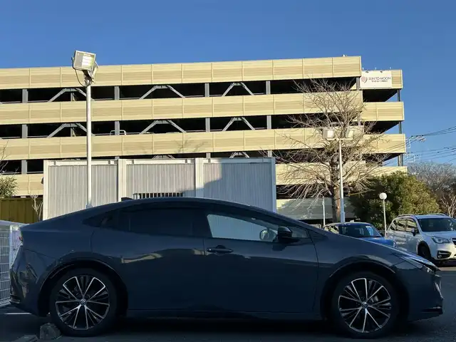 トヨタ プリウス Z 静岡県 2023(令5)年 1.1万km グレー ユーザー買取車両/ワンオーナー/純正MOPナビ/　【BT/地デジフルセグTV/Miracast】/純正LEDヘッドライト/純正19インチAW/プリクラッシュセーフティシステム/レーダークルーズコントロール/レーンキープアシスト/レザーシート/シートヒーター/ステアリングヒーター/ベンチレーション/全方位カメラ/バックカメラ/パワーバックドア/メモリー付きパワーシート/AC100V電源/オートホールド/電動パーキングブレーキ/ドライブレコーダー/新車時保証書/スペアキー×1