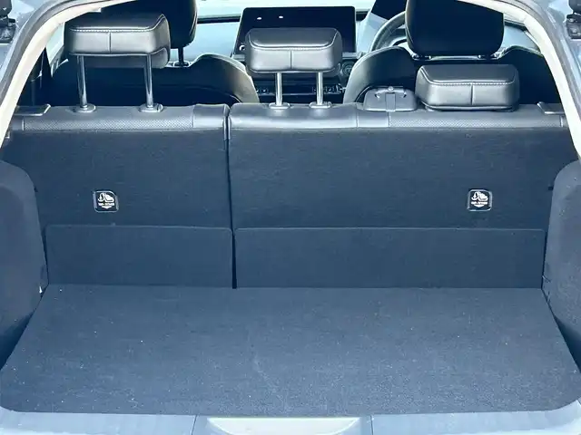 トヨタ プリウス Z 静岡県 2023(令5)年 1.1万km グレー ユーザー買取車両/ワンオーナー/純正MOPナビ/　【BT/地デジフルセグTV/Miracast】/純正LEDヘッドライト/純正19インチAW/プリクラッシュセーフティシステム/レーダークルーズコントロール/レーンキープアシスト/レザーシート/シートヒーター/ステアリングヒーター/ベンチレーション/全方位カメラ/バックカメラ/パワーバックドア/メモリー付きパワーシート/AC100V電源/オートホールド/電動パーキングブレーキ/ドライブレコーダー/新車時保証書/スペアキー×1