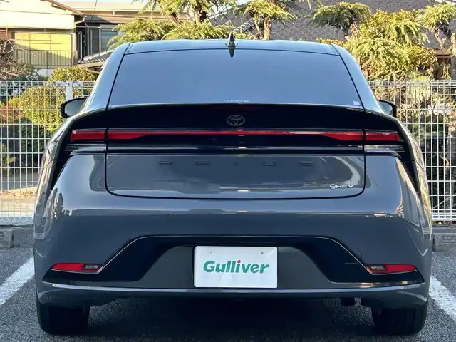 トヨタ プリウス Z 静岡県 2023(令5)年 1.1万km グレー ユーザー買取車両/ワンオーナー/純正MOPナビ/　【BT/地デジフルセグTV/Miracast】/純正LEDヘッドライト/純正19インチAW/プリクラッシュセーフティシステム/レーダークルーズコントロール/レーンキープアシスト/レザーシート/シートヒーター/ステアリングヒーター/ベンチレーション/全方位カメラ/バックカメラ/パワーバックドア/メモリー付きパワーシート/AC100V電源/オートホールド/電動パーキングブレーキ/ドライブレコーダー/新車時保証書/スペアキー×1