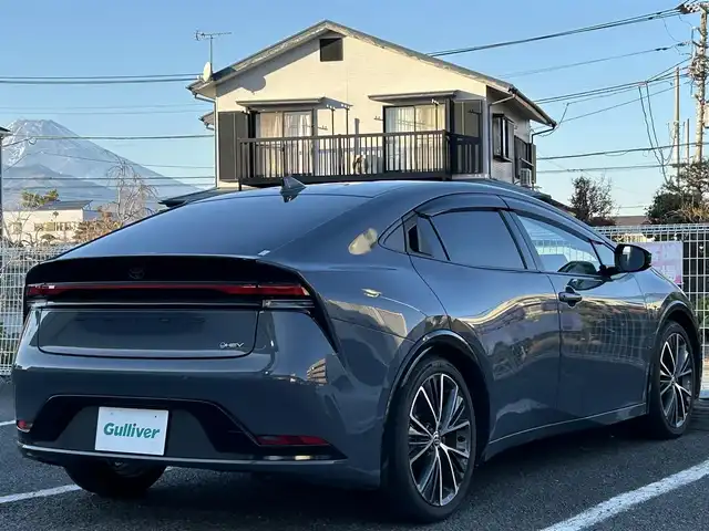 トヨタ プリウス Z 静岡県 2023(令5)年 1.1万km グレー ユーザー買取車両/ワンオーナー/純正MOPナビ/　【BT/地デジフルセグTV/Miracast】/純正LEDヘッドライト/純正19インチAW/プリクラッシュセーフティシステム/レーダークルーズコントロール/レーンキープアシスト/レザーシート/シートヒーター/ステアリングヒーター/ベンチレーション/全方位カメラ/バックカメラ/パワーバックドア/メモリー付きパワーシート/AC100V電源/オートホールド/電動パーキングブレーキ/ドライブレコーダー/新車時保証書/スペアキー×1