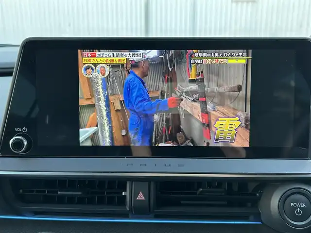 トヨタ プリウス Z 静岡県 2023(令5)年 1.1万km グレー ユーザー買取車両/ワンオーナー/純正MOPナビ/　【BT/地デジフルセグTV/Miracast】/純正LEDヘッドライト/純正19インチAW/プリクラッシュセーフティシステム/レーダークルーズコントロール/レーンキープアシスト/レザーシート/シートヒーター/ステアリングヒーター/ベンチレーション/全方位カメラ/バックカメラ/パワーバックドア/メモリー付きパワーシート/AC100V電源/オートホールド/電動パーキングブレーキ/ドライブレコーダー/新車時保証書/スペアキー×1