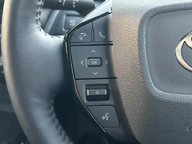 トヨタ プリウス Z 静岡県 2023(令5)年 1.1万km グレー ユーザー買取車両/ワンオーナー/純正MOPナビ/　【BT/地デジフルセグTV/Miracast】/純正LEDヘッドライト/純正19インチAW/プリクラッシュセーフティシステム/レーダークルーズコントロール/レーンキープアシスト/レザーシート/シートヒーター/ステアリングヒーター/ベンチレーション/全方位カメラ/バックカメラ/パワーバックドア/メモリー付きパワーシート/AC100V電源/オートホールド/電動パーキングブレーキ/ドライブレコーダー/新車時保証書/スペアキー×1