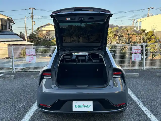 トヨタ プリウス Z 静岡県 2023(令5)年 1.1万km グレー ユーザー買取車両/ワンオーナー/純正MOPナビ/　【BT/地デジフルセグTV/Miracast】/純正LEDヘッドライト/純正19インチAW/プリクラッシュセーフティシステム/レーダークルーズコントロール/レーンキープアシスト/レザーシート/シートヒーター/ステアリングヒーター/ベンチレーション/全方位カメラ/バックカメラ/パワーバックドア/メモリー付きパワーシート/AC100V電源/オートホールド/電動パーキングブレーキ/ドライブレコーダー/新車時保証書/スペアキー×1