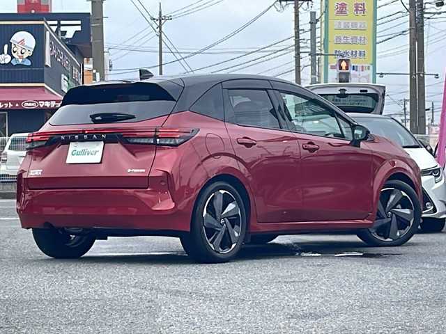 日産 オーラ G レザーエディション 愛知県 2022(令4)年 1.3万km ガーネットレッド/スーパーブラック 2トーン /禁煙車/ワンオーナー/プロパイロット//純正ディスプレイオーディオ//ナビ/フルセグ/USB/BT/HDMI/Apple Carplay//ワイヤレス充電器//BOSEサウンド//前席USB・TypeC/後席USB//ビルトインETC2.0//SOSコール//純正フロアマット//純正AW//純正ドアバイザー//プッシュスタート//オート電子パーキング//デジタルインナーミラー//前後ドライブレコーダー//バック・全方位カメラ//電格ミラー//前後クリアランスソナー//追従機能付クルーズコントロール//前席シートヒーター//D席パワーシート//本革巻きステアリング//ステアリングヒーター//ステアリングスイッチ//LEDヘッドライト//オートライト//オートマチックハイビーム//フォグランプ//エマージェンシーブレーキ//レーンキープアシスト（LDW）//BSM//ふらつき防止//Wエアバッグ//サイドエアバッグ//取扱説明書（ドラレコ・ナビ）//新車時保証書//ディーラー整備記録簿/R4.R5.R6//スペアキー