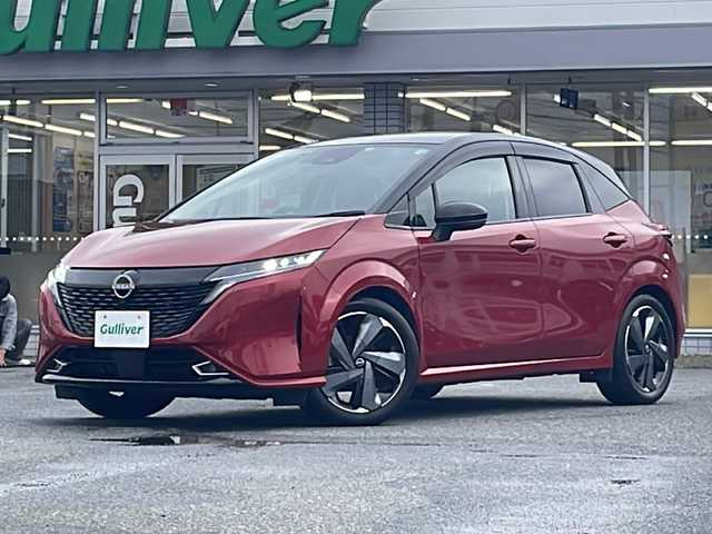 日産 オーラ G レザーエディション 愛知県 2022(令4)年 1.3万km ガーネットレッド/スーパーブラック 2トーン /禁煙車/ワンオーナー/プロパイロット//純正ディスプレイオーディオ//ナビ/フルセグ/USB/BT/HDMI/Apple Carplay//ワイヤレス充電器//BOSEサウンド//前席USB・TypeC/後席USB//ビルトインETC2.0//SOSコール//純正フロアマット//純正AW//純正ドアバイザー//プッシュスタート//オート電子パーキング//デジタルインナーミラー//前後ドライブレコーダー//バック・全方位カメラ//電格ミラー//前後クリアランスソナー//追従機能付クルーズコントロール//前席シートヒーター//D席パワーシート//本革巻きステアリング//ステアリングヒーター//ステアリングスイッチ//LEDヘッドライト//オートライト//オートマチックハイビーム//フォグランプ//エマージェンシーブレーキ//レーンキープアシスト（LDW）//BSM//ふらつき防止//Wエアバッグ//サイドエアバッグ//取扱説明書（ドラレコ・ナビ）//新車時保証書//ディーラー整備記録簿/R4.R5.R6//スペアキー