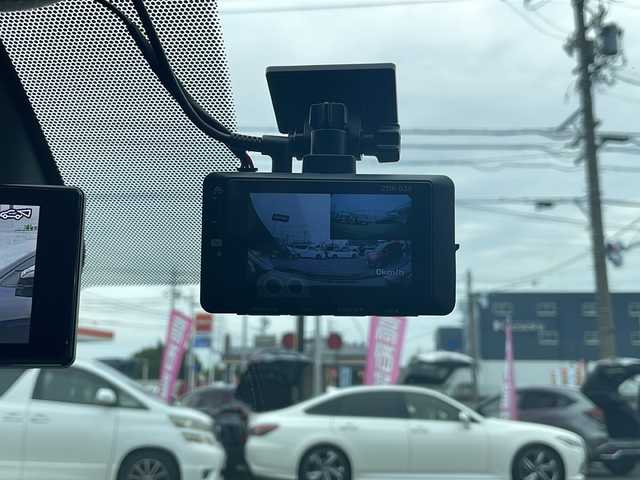 日産 オーラ G レザーエディション 愛知県 2022(令4)年 1.3万km ガーネットレッド/スーパーブラック 2トーン /禁煙車/ワンオーナー/プロパイロット//純正ディスプレイオーディオ//ナビ/フルセグ/USB/BT/HDMI/Apple Carplay//ワイヤレス充電器//BOSEサウンド//前席USB・TypeC/後席USB//ビルトインETC2.0//SOSコール//純正フロアマット//純正AW//純正ドアバイザー//プッシュスタート//オート電子パーキング//デジタルインナーミラー//前後ドライブレコーダー//バック・全方位カメラ//電格ミラー//前後クリアランスソナー//追従機能付クルーズコントロール//前席シートヒーター//D席パワーシート//本革巻きステアリング//ステアリングヒーター//ステアリングスイッチ//LEDヘッドライト//オートライト//オートマチックハイビーム//フォグランプ//エマージェンシーブレーキ//レーンキープアシスト（LDW）//BSM//ふらつき防止//Wエアバッグ//サイドエアバッグ//取扱説明書（ドラレコ・ナビ）//新車時保証書//ディーラー整備記録簿/R4.R5.R6//スペアキー