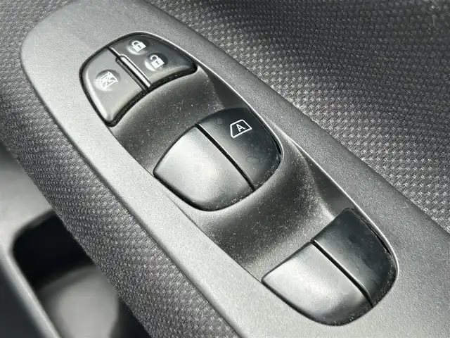 日産 セレナ ハイウェイスター Sハイブリッド 奈良県 2013(平25)年 6.8万km ブリリアントホワイトパール 社外ナビ　/フルセグTV　/Bluetooth　/ETC　/CDチェンジャー/DVD再生機能　/後席用モニター　/バックカメラ　/ドライブレコーダー前後　/クルーズコントロール　/両側パワースライドドア　/社外マット　/純正アルミホイール　/オートライト/スペアキー/盗難防止装置