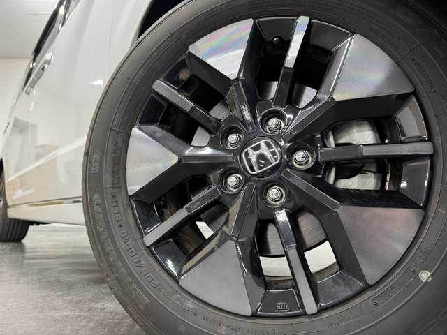 ホンダ ステップワゴン スパーダ 三重県 2024(令6)年 1.7万km プラチナホワイトパール ガソリン・ターボ/FF/MTモード付インパネCVT/純正 11.4インチナビ LXM-247VFLi/（CD/DVD/FM/AM/TV/SD/Music Rack/USB/Bluetooth/CarPlay/AndroidAuto）/バックビューモニター/両側パワースライドドア/ドライブレコーダー 前後/ビルトイン ETC/Honda SENSING/・衝突軽減ブレーキ［CMBS］/・車線維持支援システム［LKAS］/・アダプティブクルーズコントロール［ACC］/・アダプティブドライビングビーム［ADB］/・路外逸脱抑制機能/・先行車発進お知らせ機能/・標識認識機能/・パーキングセンサーシステム（前後）/・ブラインドスポットインフォメーション［BSI］/装備/・【OP】2列目オットマンシート/・ハーフレザーシート/・シートヒーター（D/N）/・パワーテールゲート/・トリプルゾーン・フルオートエアコン（左右独立＆後席独立）/・電子パーキングブレーキ＋ブレーキホールド機能/・パドルシフト/・全列USBチャージャー/・ステアリングスイッチ/・プッシュスタート/・SPADA専用 16インチアルミホイール