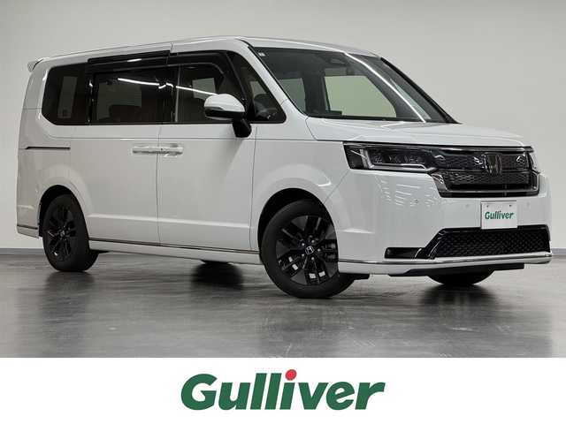 ホンダ ステップワゴン スパーダ 三重県 2024(令6)年 1.7万km プラチナホワイトパール ガソリン・ターボ/FF/MTモード付インパネCVT/純正 11.4インチナビ LXM-247VFLi/（CD/DVD/FM/AM/TV/SD/Music Rack/USB/Bluetooth/CarPlay/AndroidAuto）/バックビューモニター/両側パワースライドドア/ドライブレコーダー 前後/ビルトイン ETC/Honda SENSING/・衝突軽減ブレーキ［CMBS］/・車線維持支援システム［LKAS］/・アダプティブクルーズコントロール［ACC］/・アダプティブドライビングビーム［ADB］/・路外逸脱抑制機能/・先行車発進お知らせ機能/・標識認識機能/・パーキングセンサーシステム（前後）/・ブラインドスポットインフォメーション［BSI］/装備/・【OP】2列目オットマンシート/・ハーフレザーシート/・シートヒーター（D/N）/・パワーテールゲート/・トリプルゾーン・フルオートエアコン（左右独立＆後席独立）/・電子パーキングブレーキ＋ブレーキホールド機能/・パドルシフト/・全列USBチャージャー/・ステアリングスイッチ/・プッシュスタート/・SPADA専用 16インチアルミホイール